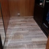 Enrrayolado suelo con cerámica imitación parquet.