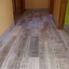 Enrrayolado suelo con cerámica imitación parquet.