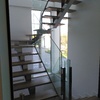 Escalera acero inox-Madera-Vidrio acceso a Planta Primera