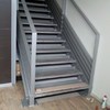 ESCALERA CON PARQUET FLOTANTE Y SUELO CON VINILO