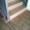 ESCALERA CON PARQUET FLOTANTE Y SUELO CON VINILO