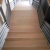 ESCALERA CON PARQUET FLOTANTE Y SUELO CON VINILO