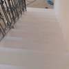 Escalera en microcemento blanco