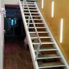 ESCALERA METÁLICA CON BARANDILLA DE CABLE DE ACERO