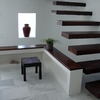 Escalera y mueble en pladur con detalles decorativos.