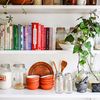 Estanterías para libros y frascos en cocina