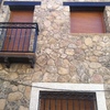 fachada de piedras con cornisa de hormigon imitacion madera