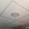 Falsos techos de placas de escayola e iluminación.