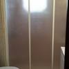 Foto del aseo terminado con la mampara modelo única de 3 puertas correderas y acrílico grafito.