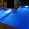 Foto nocturna de la piscina