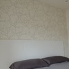 Habitación con cabezal empapelado
