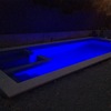 iluminación RGB de colores en piscina