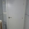 instalacion de puerta con jambeado en el baño