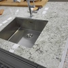 Isla de granito serie Cénit con fregadero bajo encimera