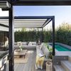 Jardín pequeño con piscina y pérgola