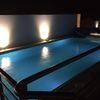 La piscina de cubierta de noche