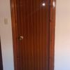 Lijado y barniz de puertas. Barniz brillo 