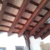 Materiales de techo colocados durante le elevación de la vivienda, son naturales no imitación