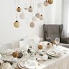 Mesa decorada en dorado y blanco