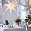 Mesa navideña con estrellas, campanas de luz y vajillas de la colección VINTERFEST IKEA