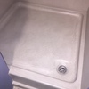 Microcemento base con efecto despeinado en plato de ducha