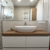 Mueble lavabo en blanco y madera
