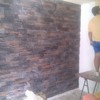 Muro de piedra natural en el salón