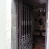 no cabe por la puerta
