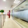 Oficinas con mamparas de cristal y suelo técnico.