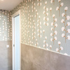 Papel pintado en baño combinado con azulejo