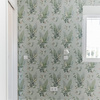Papel pintado y aplique de pared en dormitorio principal