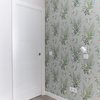 Papel pintado y puerta corredera en dormitorio principal