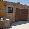 paredes forradas de piedra y puerta de garaje hecha a medida