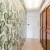 Pasillo con papel pintado en pared