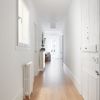 Pasillo en blanco con mueble