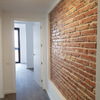 Pasillo terminado con pared original vista y superficies terminadas.