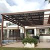 Pérgola con placas solares