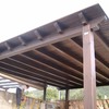 Pérgola con techo de madera
