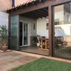 Pérgola de madera adosada con cerramiento de vidrio