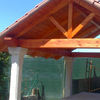 Pérgola realizada en madera maciza y pilares de piedra