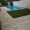 Piscina, cesped artificial y  ceramica imitacion madera