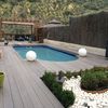 Piscina y pérgola con tarima de madera para exterior