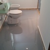 Piso de baño terminado con resina epoxi color gris 