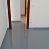 Piso de dormitorio terminado con resina epoxi color gris 