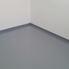 Piso de dormitorio terminado con resina epoxi color gris 