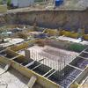 Proceso de encofrado de cimentación de vivienda unifamiliar