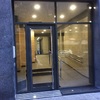 Puerta de aluminio con perfiles Technal