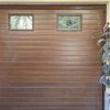Puerta seccional con visores en imitacion madera