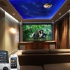 Sala de cine en casa con techo estrellado