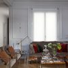 Salón clásico con molduras de escayola en pared y techo